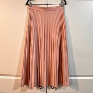 Pleated pink skirt